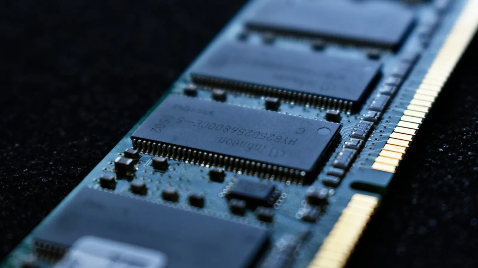 Modulo di memoria RAM fotografato in diagonale