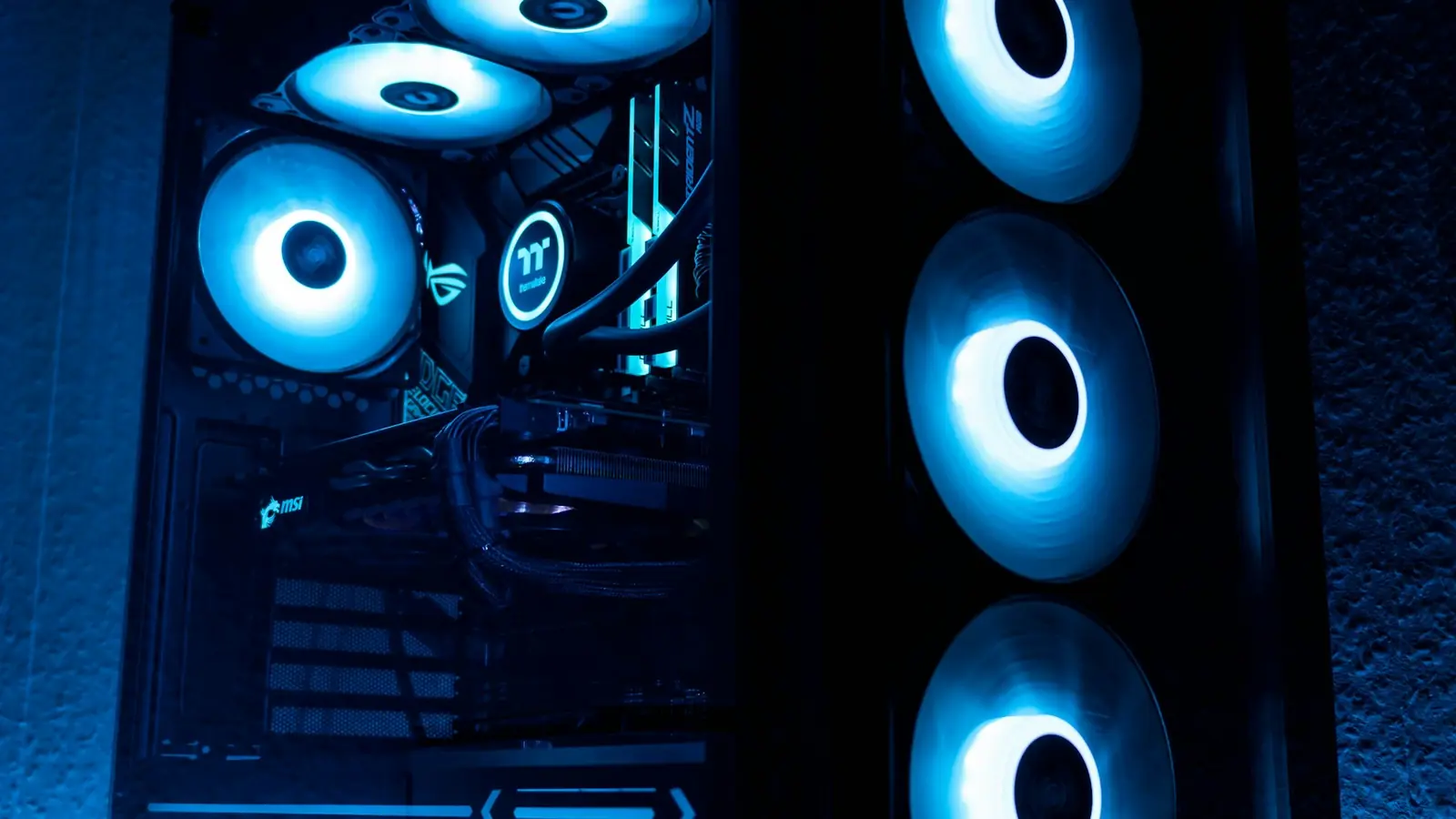 Case di PC con pannello in vetro e ventole ad anello blu