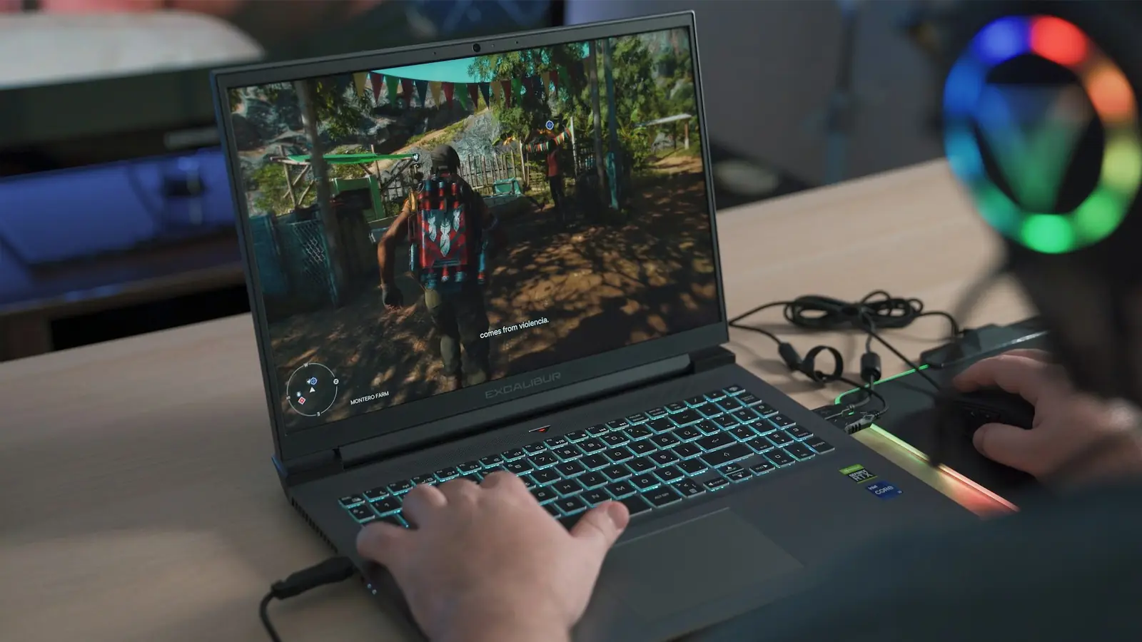 Mani su un portatile da gioco con un gioco in terza persona sullo schermo